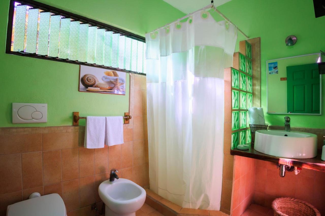 Hotel Boutique La Casa De Las Flores Cahuita Exterior photo