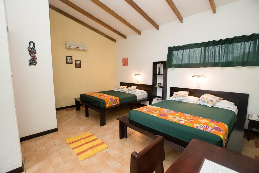 Hotel Boutique La Casa De Las Flores Cahuita Exterior photo