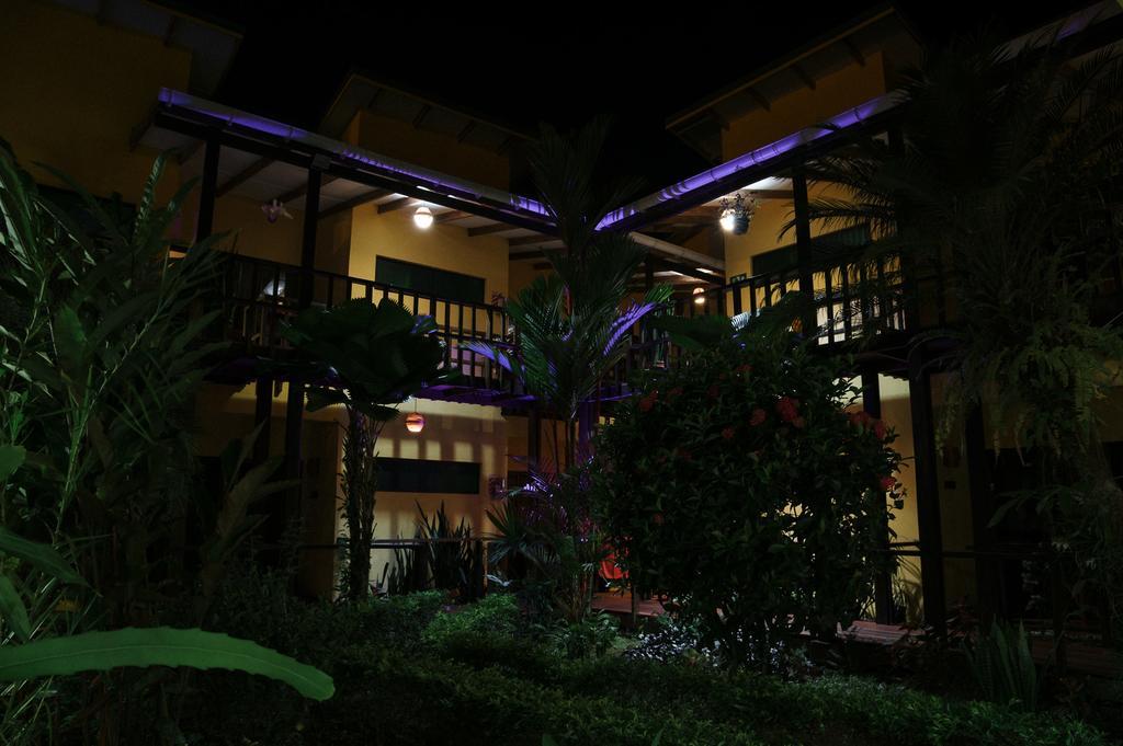 Hotel Boutique La Casa De Las Flores Cahuita Exterior photo