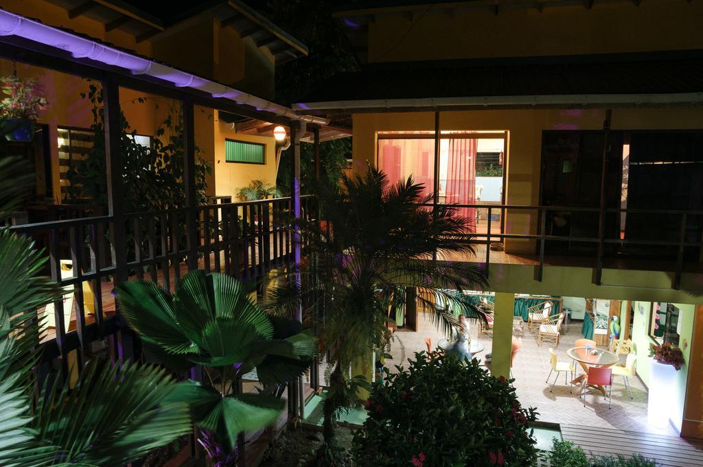 Hotel Boutique La Casa De Las Flores Cahuita Exterior photo