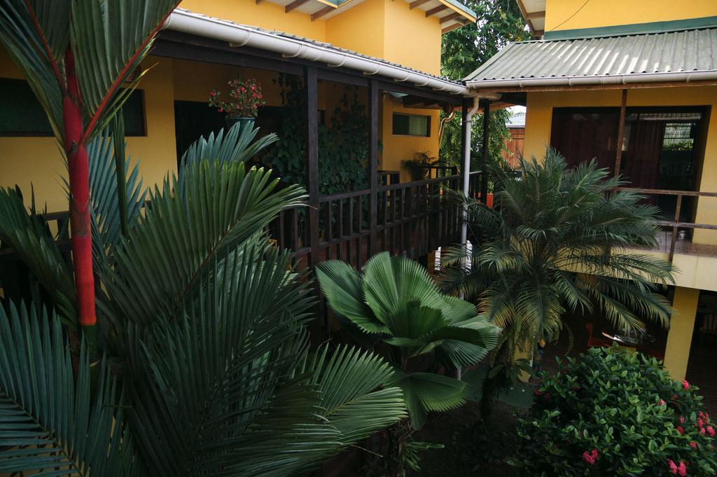 Hotel Boutique La Casa De Las Flores Cahuita Exterior photo