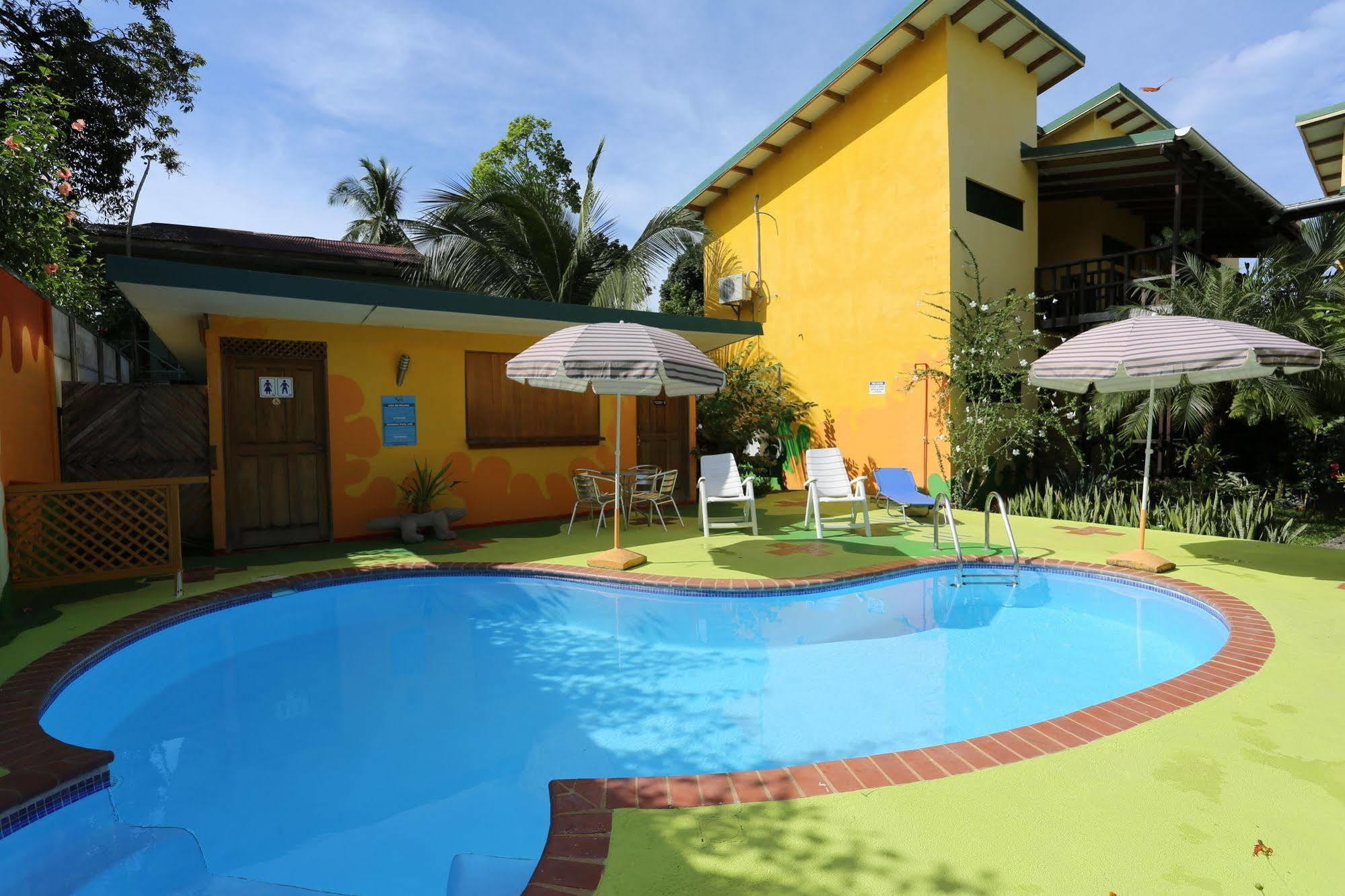 Hotel Boutique La Casa De Las Flores Cahuita Exterior photo